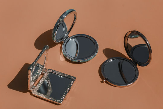 Imagen artistica con mini espejos de bolso para retocar el maquillaje