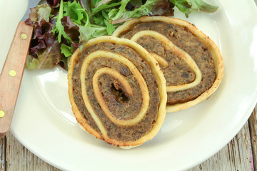 tranches de fleischschnacka et salade dans une assiette