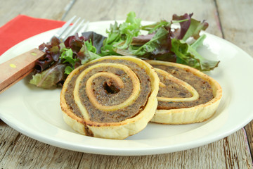tranches de fleischschnacka et salade dans une assiette