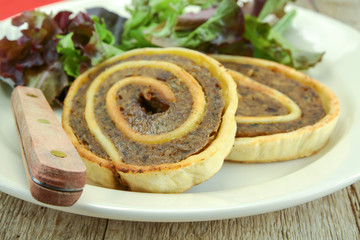 tranches de fleischschnacka et salade dans une assiette