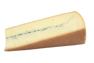 tranches de fromage morbier sur un fond blanc