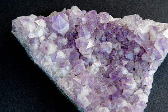 Fundstück - Amethyst - Der kristalline,  Ouarzstein ist als Edelstein und als Heilstein in esotherischen Kreisen beliebt. Schon Hildegard von Bingen schrieb ihm reinigende und heilende Wirkungen zu.