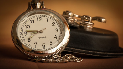 Taschenuhr mit Kette und Etui