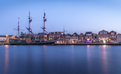 Fototapeta na wymiar Miasto Alkmaar w Holandii Północnej, budynki i architektura