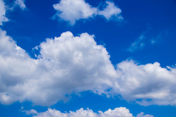 Naklejka na ściany i meble Blauer Himmel mit Wolken an einem schönen Sommernachmittag