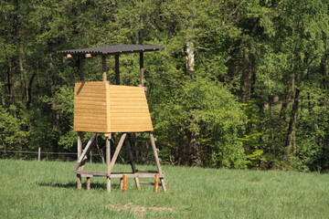 a new high seat in a field