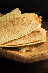 Pane Carasau, pane tipico della Sardegna, isolato su fondo nero
