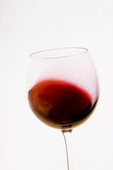 Calice di vino rosso su fondo bianco