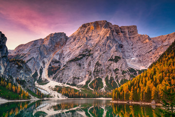 Fototapety  Jezioro Lago di Braies i szczyt Seekofel o wschodzie słońca, Dolomity. Włochy