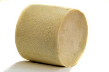 Pecorino Romano, isolato su fondo bianco