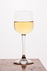 Calice di vino bianco, isolato su fondo bianco