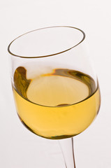 Calice di vino bianco, isolato su fondo bianco