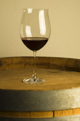 Calice di vino su botte