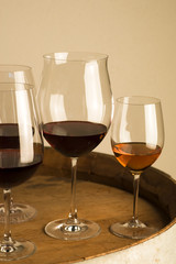 Calici di vino bianco e vino rosso