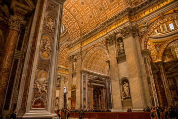 bogato zdobione wnętrze katedry