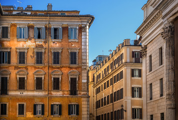 Widok na zabytkowe kamienice w centrum Rzymu, Włochy. Piękne błękitne niebo kontrastuje z...