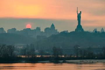 Deurstickers View from the left bank at sunset over the Dnieper River, the Motherland Monument and the right-bank part of Kyiv. © vlamus