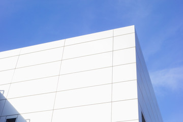 Fototapeta na wymiar corner of a white building