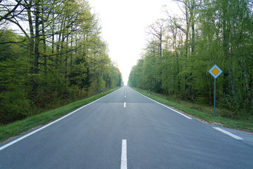 Langer Weg Strasse in die Freiheit über den Hügel,
den weg Folgen