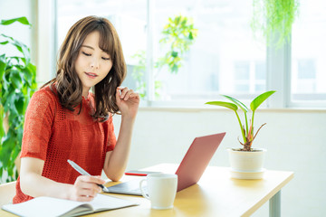メモを取る女性