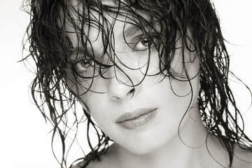 Naklejka premium Close-up duotone portrait of beautiful woman with wet hair