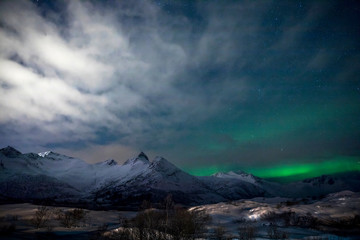 Polarlicht &uuml;ber einem Fjord