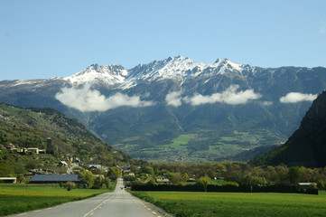Fototapeta na wymiar Route de Montagne dans les Alpes