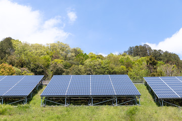 太陽光発電と森林と青空