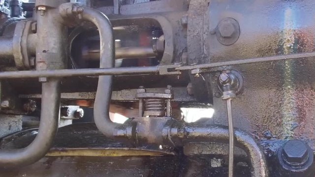 Detail einer Dampfmaschine im Betrieb