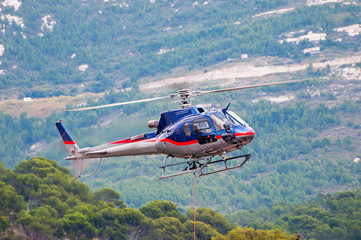 Fototapeta na wymiar Hélicoptère en vol de coté