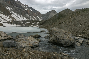 Lac de haute montagne en cours de dégel , en Haute Ubaye , dans les Alpes , Alpes de Haute...