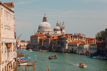 Naklejka premium Stara katedra Santa Maria della Salute i Canal Grande w Wenecji, Włochy
