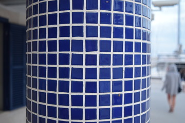 Słup obłożony niebieską mozaiką z płytek ceramicznych
