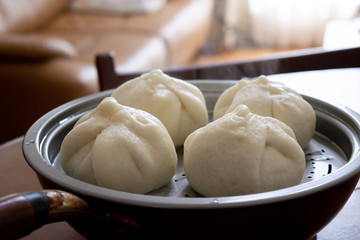 自宅で手作りする肉まん　蒸したての湯気があがる肉まん