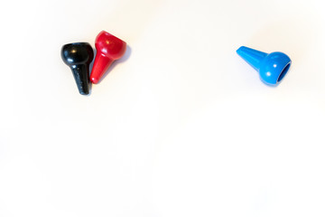 真っ白な画用紙の上のクレヨン