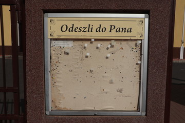 Nekrologi, puste tablice przez koronawirusa © Monika