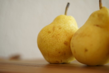 Birnen auf einem Küchenbrett