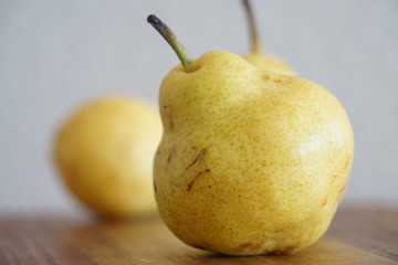 Birnen auf einem Küchenbrett