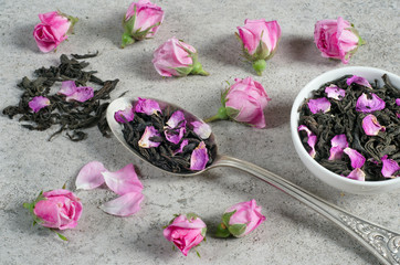 Black tea with rose petals