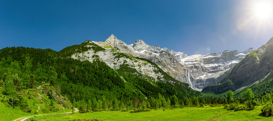 Großer Wasserfall im Cirque de Gavarnie, Nationalpark Pyrenäen, Frankreich