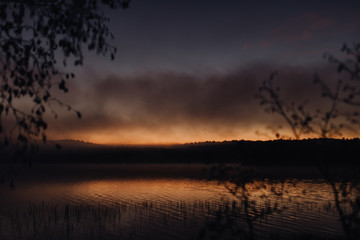 Obraz na płótnie Canvas Lever de soleil nuageux sur le lac 
