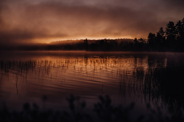 Lever de soleil nuageux sur le lac 