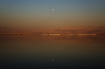 Obraz premium Dead sea, Israel, reflection of the sky in the sea in the evening brown beach, moon