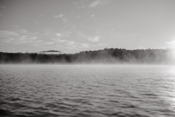 Brume sur le lac au lever du soleil en Ontario