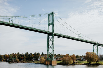 Pont des Milles-Îles sur fleuve Saint Laurent en Ontario