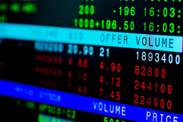 Obraz premium Stock exchange market business concept with selective focus effect. Display of Stock market quotes. Red and green numbers on the electronic board.