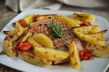 Grilled salmon with potatoes
