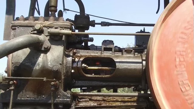 Schwungrad einer Dampfmaschine im Betrieb