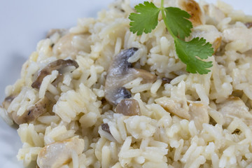 assiette de risotto au poulet et champignons