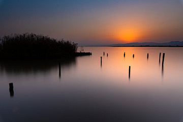 Obraz premium Morning open to a quiet lake